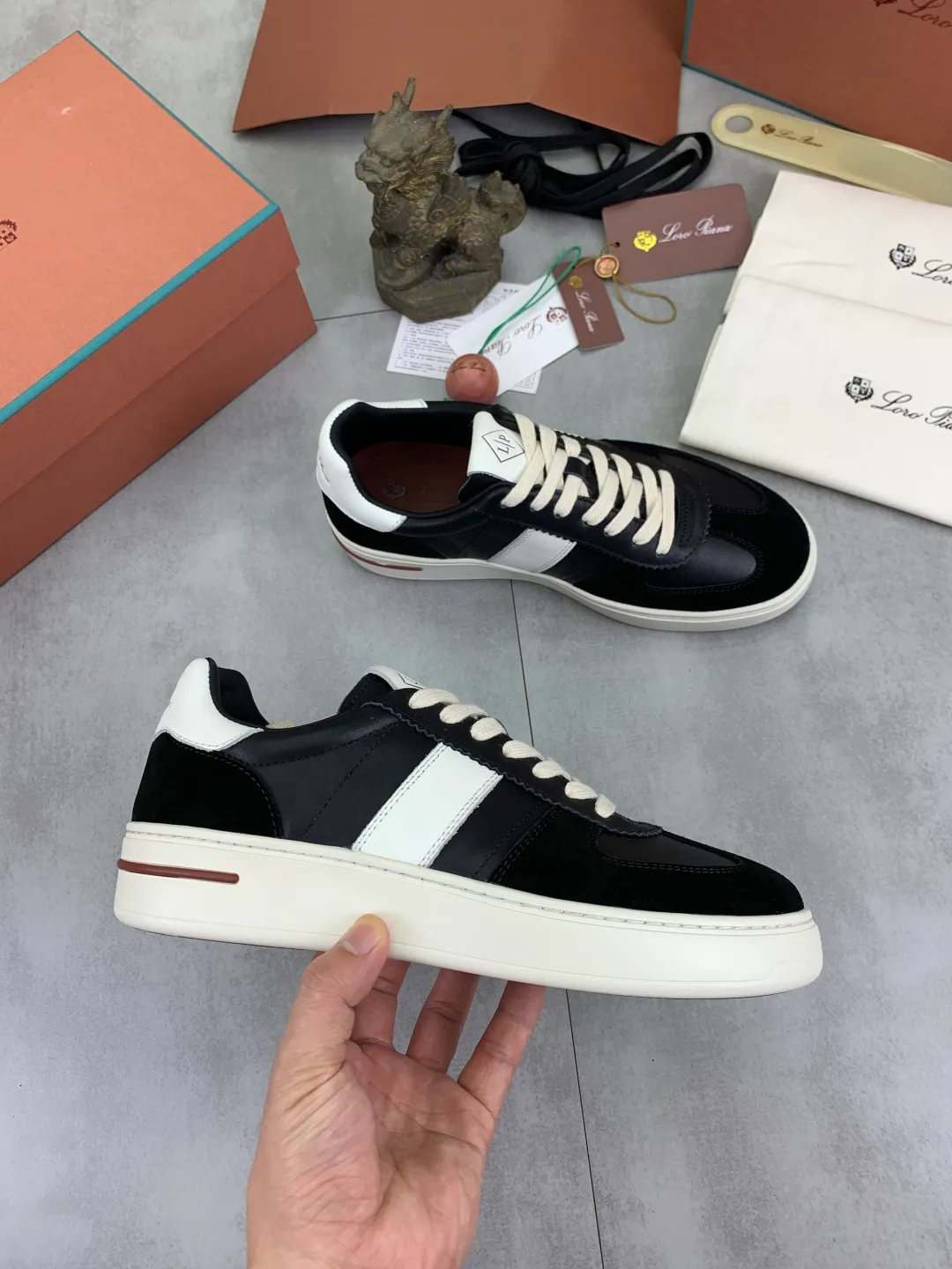 Men's men's shoes 💰P560 New style 💰High quality The latest casual shoes Loro Piana 💯Top grade💯Buy the original copy💯 Founded the existing Loro Piana company on April 24, 1924. It is now the sixth generation of family business, providing top quality products to customers who are discerning in taste and quality. Imported original fly woven fabric with cowhide fabric, plain calfskin lining. Hand-sewn thread with cowhide feet. Original packaging. Number of yards: 38-44 (customized for 45 and 46). 2️⃣ colors available.